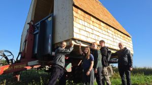 Kapelle schwebt durch spektakulären Kraftakt zum neuen Standort am Bodensee