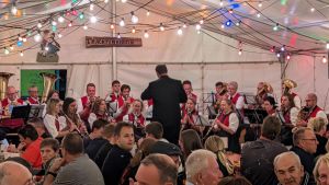 Mit Weinprobe und Musik: Trachtenverein Reckhölderle feiert erstes Weinfest