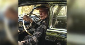 Neil Young olha para o passado e celebra a vida em novo disco