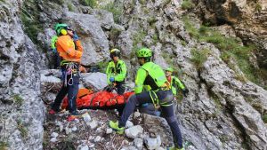 Precipita per trenta metri in un canalone sul Monte Rest: cacciatore salvo per miracolo