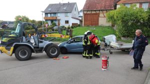 Verletzte Autoinsassen nach Stapler-Crash und eine unbekannte Flüssigkeit: Feuerwehr-Einsatz im Realitäts-Check