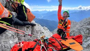 Cade a un passo dalla cima del Monte Capolago e si frattura una gamba: recuperato con il verricello
