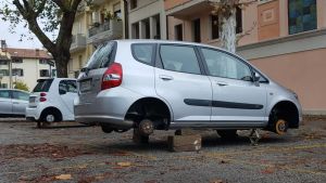 Pneumatici tagliati in serie a Grado: la difesa valuta il patteggiamento
