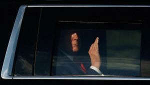 El tahúr Trump se lleva otra mano