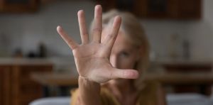 Por qué la violencia de género golpea de forma distinta a las mujeres mayores