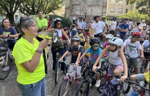 Mobilità sostenibile, a Ivrea domenica senza auto e bimbi in bici: «Il 2027 sarà l’anno delle bike lane»