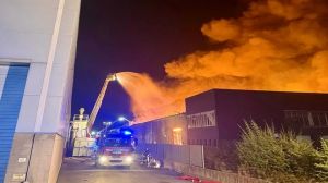 L’incendio che ha distrutto tre aziende era doloso: ecco chi sono i tre indagati