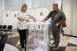 Législatives russes emportées par Poutine, nouveau tir de l’ICE, Macron et Carney face à Trump… L’actualité internationale de cette nuit à ne pas manquer