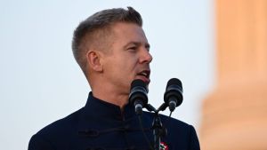 Muškarac vinom polio Petera Mađara