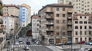 Incidente tra un autocarro e un autobus in piazza Sansovino a Trieste: disagi al traffico