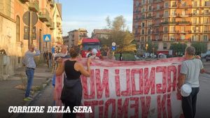 Bagnoli, bloccati i camion diretti al cantiere della Coppa America: «Stop inquinamento e case agli sfollati» |