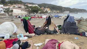 El Gobierno asegura que los 3.000 migrantes que siguen en las calles de Ceuta serán conducidos a 