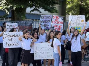 Estudiantes paralizan escuela superior Luis Muñoz Rivera en Utuado