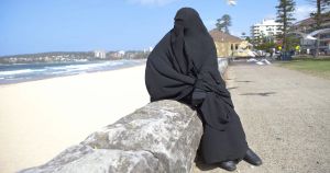Chi sogna la minigonna sotto il burqa
