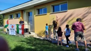 Svastiche e scritte al centro civico: volontari al lavoro per pulire