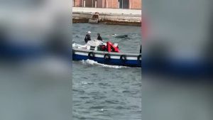Mototopo affonda nel Canale della Giudecca, salvo l’uomo a bordo: il video