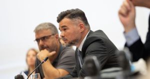Mazón guarda silencio ante las preguntas de las víctimas de la DANA leídas por Rufián: 
