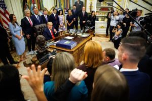 Liberté de la presse : trois médias interdits d’accès à la Maison Blanche attaquent en justice l’administration Trump
