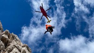 Auronzo, masso sfonda il caschetto di un’alpinista sulle Tre Cime