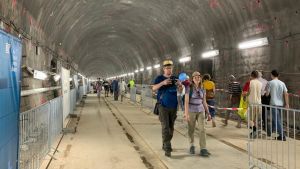 Zu Fuß durch den Rappensteintunnel: Tausende Besucher staunen auf der Hochrheinbahn-Baustelle