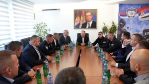 Šta radi Vučićev portret u službenim prostorijama policije?