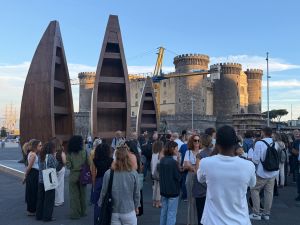«Voyageur», la maxi opera di Mahama sulla migrazione in piazza Municipio