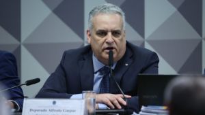 Gaspar: “Não respeitamos ministros que se acham imperadores”