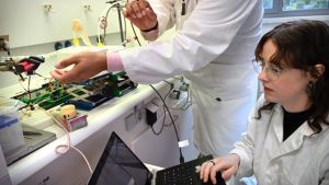 Jongeren vapen niet minder dan vóór verbod; onderzoek naar vapes laat giftige cocktail van chemische stoffen zien