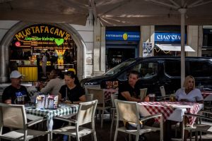 Barcelona empezará por la Rambla a multar a los negocios que no rotulen en catalán
