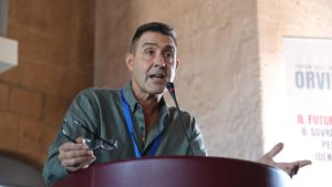 Vannacci: “Le donne meglio senza gonna. Voglio incontrare Vance. Contatti con il M5S. Dialogo con tutti”
