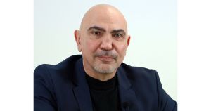 Младата българска държава заявява амбиции на велика сила, като обявява Независимостта