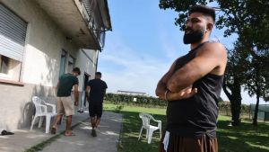 A casa dei due braccianti arrestati per omicidio, i colleghi: «Erano spesso alterati, non siamo sorpresi»
