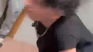 Studente violento sospeso un mese, la madre: «Mio figlio si difendeva, non è un bullo»