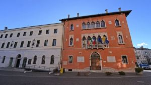 Nuovo dirigente in Comune a Belluno a sei mesi dalle elezioni. La critica: «Meglio due operai in più»