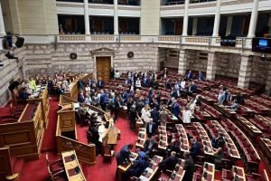 «Με ποιο κόμμα θα κατέβεις τώρα στις εκλογές»: Παζάρι βουλευτών και μεταγραφές