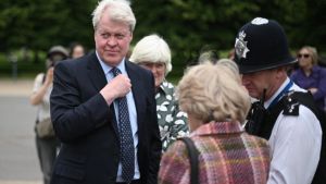 Diana’s broer Charles Spencer opent de aanval op koning Charles, en doet zo oude vete weer opleven