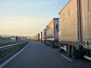 Ще отпуши ли магистралите забраната за ТИР-ове в лявата лента? Европа дава по-сложен отговор
