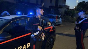 Picchia i genitori e la sorella, poi irrompe in casa e distrugge tutto: 23enne allontanato con il braccialetto elettronico