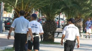 Merce di lusso contraffatta nascosta nelle cabine e in un’auto in sosta a Forte dei Marmi: tra i cinque denunciati anche il proprietario di uno stabilimento balneare