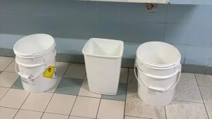 L’acqua filtra dal tetto, stracci e secchi nella piscina comunale di Abano