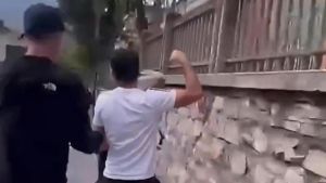 I commenti su TikTok, poi i calci e i pugni fuori da scuola. Le ragioni dietro il brutale pestaggio del 16enne a Lecco