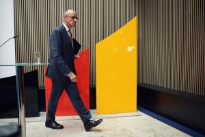 Merz salva el puesto y pelea por sus reformas