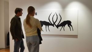 Wenn der Mensch sich im Tier widerspiegelt: überraschende Begegnungen in der Stadtgalerie