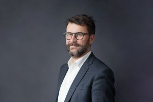 Candidats impopulaires, déficit abyssal, campagne sans relief : la présidentielle française inspire peu d’enthousiasme. Faut-il pour autant bouder les urnes ? L’exemple Trump, de l’autre côté de l’Atlantique, offre une réponse saisissante, répond Erwan Le Morhedec.
