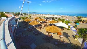 Al Lido di Venezia in spiaggia fino al 31 ottobre: sdraio a 5 euro ed eventi per famiglie