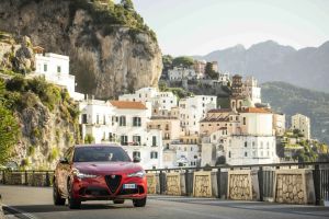 Da Roma ad Amalfi a bordo di un’Alfa Romeo: il nuovo Grand Tour che attraversa l’Europa tra hotel di lusso e paesaggi da sogno