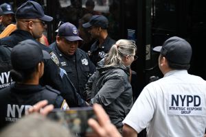 PROTESTI U NEW YORKU ZBOG TRUMPOVE POLITIKE: Jake policijske snage oko sjedišta UN-a