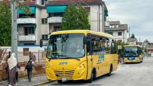 Alla primaria Battisti di Monfalcone raddoppiano gli scuolabus ma scoppia la polemica: chiuso il cancello secondario