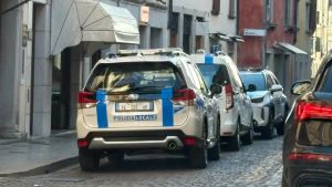 Donna in forte stato di agitazione urla e minaccia i passanti a Udine brandendo un’ascia