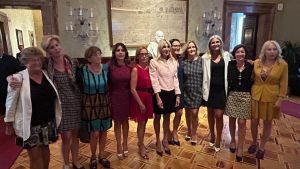 Senatrici in minigonna contro Tajani: “Il suo è patriarcato inconsapevole” /